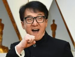Jackie Chan Tiba di Indonesia, Tolak Dipayungi Petugas Bandara dan Tuai Pujian Netizen