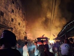 Musibah Kebakaran di Pekanbaru: Gudang Kayu Hangus, Dua Rumah Terimbas