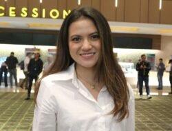 Marsha Aruan Tampil Memukau dalam Dress Putih dan Kacamata Hitam Saat Menyusuri Kota