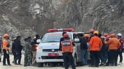 Pencarian Korban Longsor di Gunung Kuda: Anjing Pelacak Diterjunkan