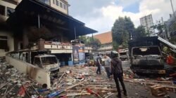 Kericuhan di Jakarta Timur: Enam Polisi Terluka Akibat Serangan Massa