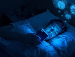 Jangan Main HP Sebelum Tidur, Ini Dampak Negatifnya Banyak untuk Tubuh
