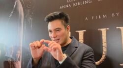 Baim Wong Kenang Almarhumah Ibu pada Lebaran: “Sering Nangis saat Salat”