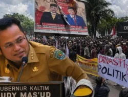 Aksi Demonstrasi di Kantor Gubernur Kaltim Memanas, Massa Lempar Botol hingga Polisi Turun Tangan