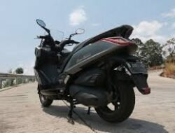 Menghabiskan Waktu di Jalan dengan Kymco Downtown 250i, Skutik yang Tidak Bikin Lelah