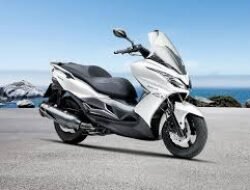 J300: Upaya Kawasaki Menantang Dominasi Skutik Premium