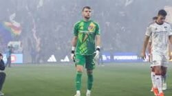 Dari Diragukan hingga Dipuji, Maarten Paes Tunjukkan Mental Baja di Bawah Mistar Ajax