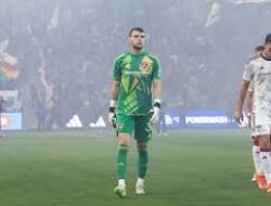 Dari Diragukan hingga Dipuji, Maarten Paes Tunjukkan Mental Baja di Bawah Mistar Ajax