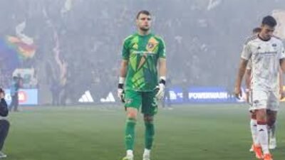 Dari Diragukan hingga Dipuji, Maarten Paes Tunjukkan Mental Baja di Bawah Mistar Ajax